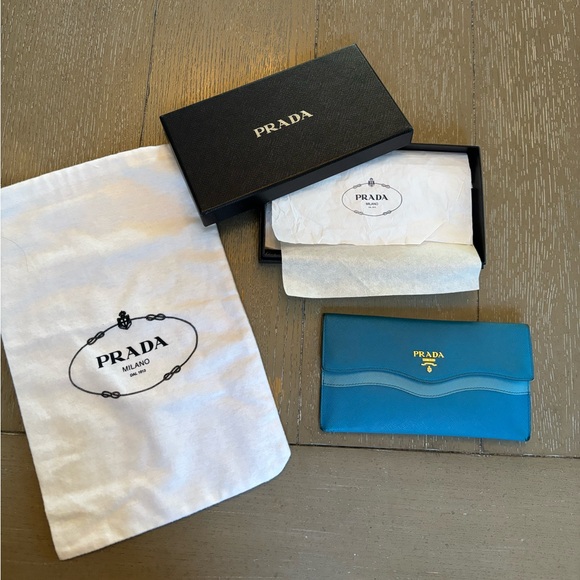 Prada Wave Continental Wallet Blue
Saffiano Leather - Picture 2 of 16